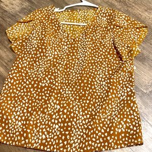 super cute blouse size small but fits like a medium